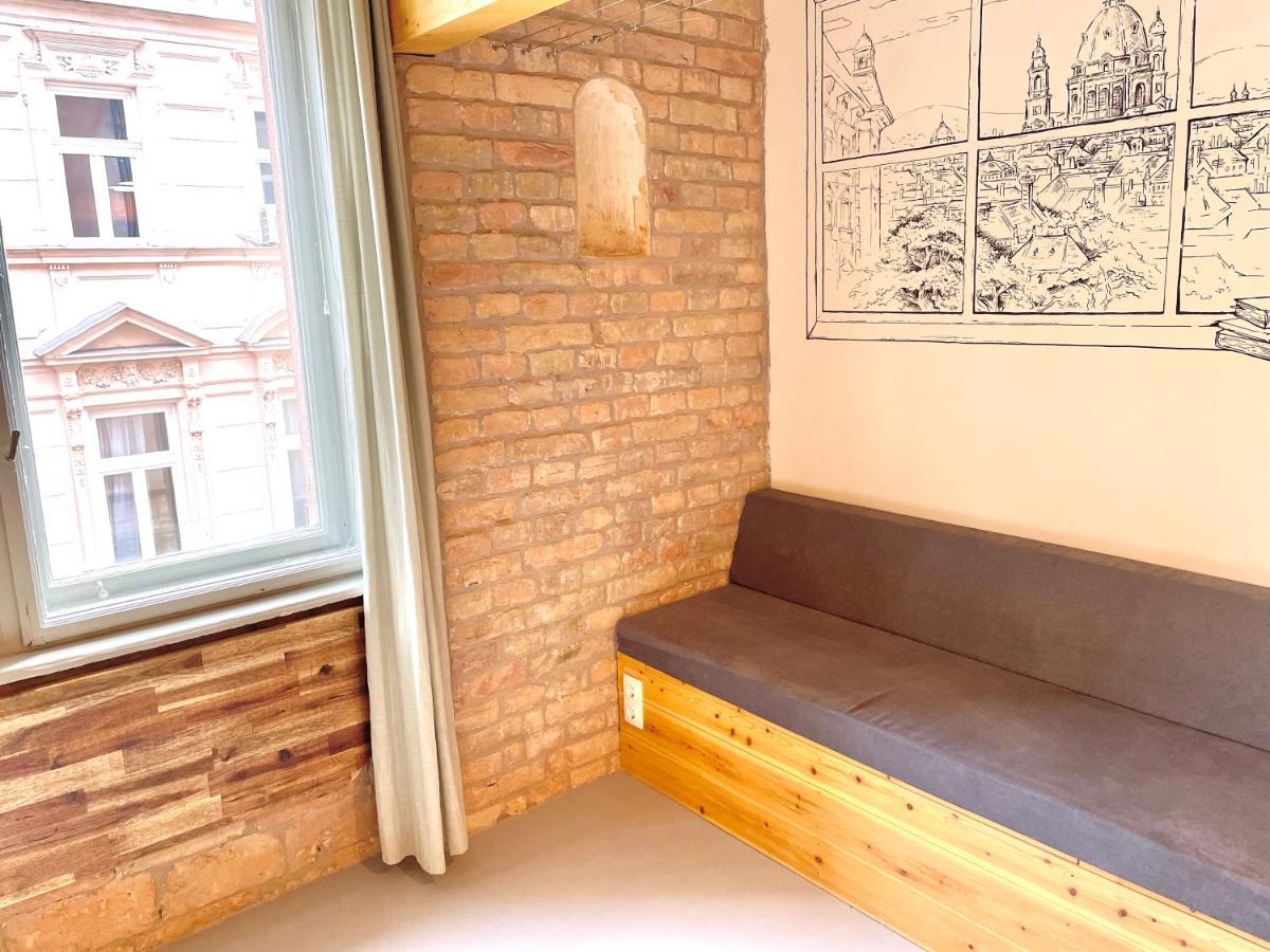 Lavender Circus Hand Drawn Apartamento