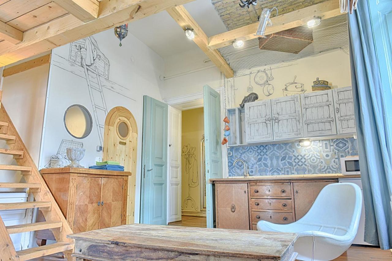 Lavender Circus Hand Drawn Apartamento