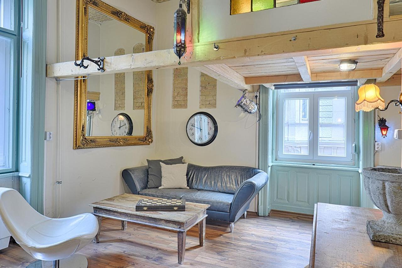 Lavender Circus Hand Drawn Apartamento Budapest