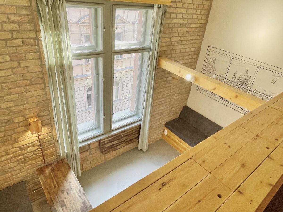 Lavender Circus Hand Drawn Appartement Boedapest
