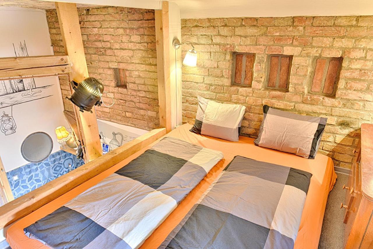 Lavender Circus Hand Drawn Appartement *