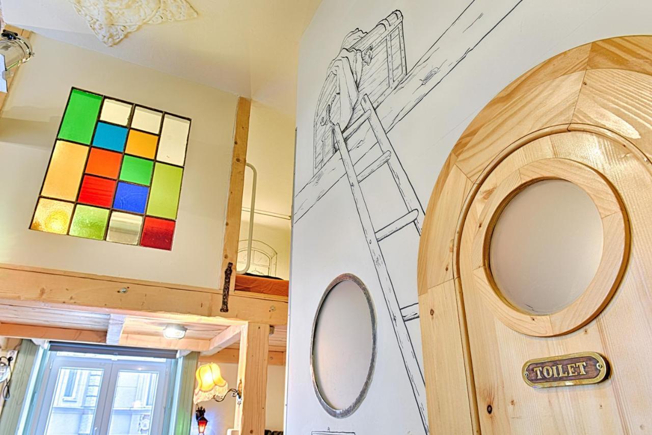 Lavender Circus Hand Drawn Appartement