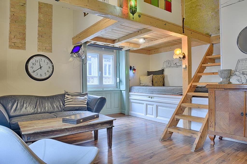 Lavender Circus Hand Drawn Appartement